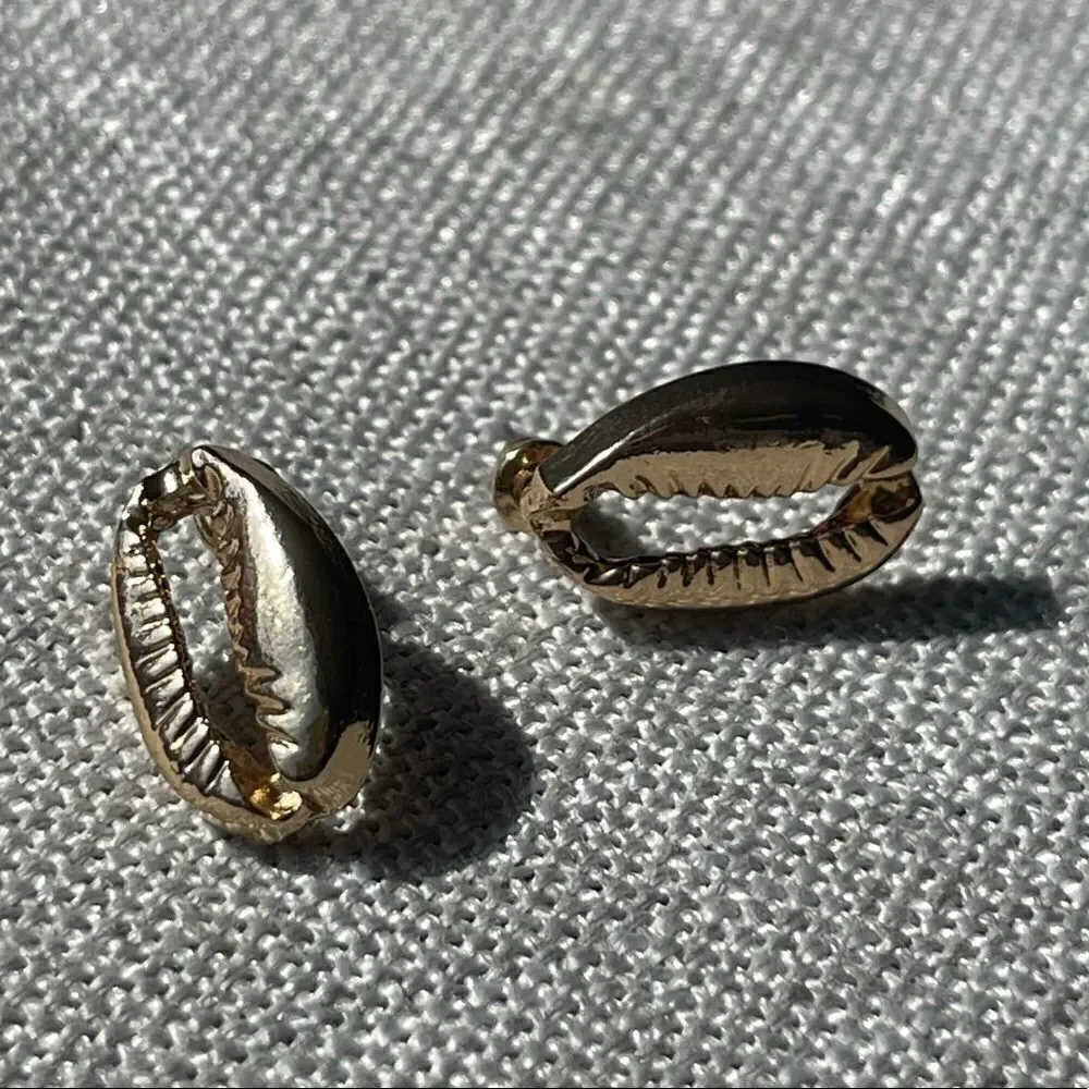 🌊 GOLD TONE COWRIE SHELL STUD EARRINGS 🌊 - Picture 2 of 6